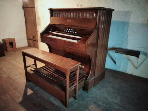 
															Harmonium ancien
														