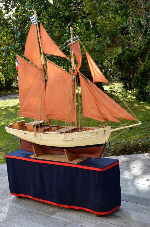 
															maquette de bateau 2 mâts
														