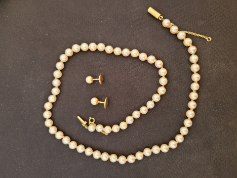 
															collier de perles et boucle d'oreille
														