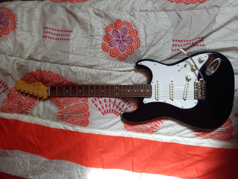 
															Guitare electrique fender stratocaster
														