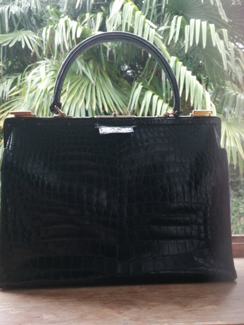 
															Sac hermès croco noir vintage très bon état.
														