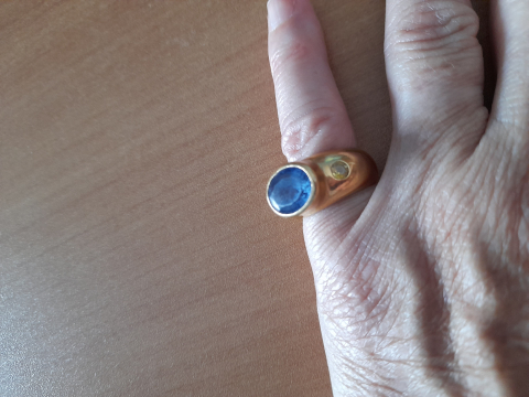 
															Bague en or avec saphirs
														