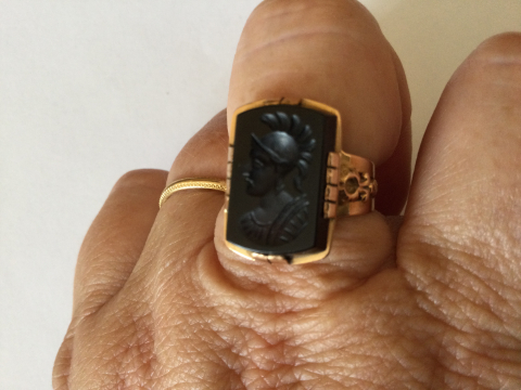 
															Bague or avec une pierre noire
														