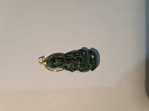 
															Pendentif jade et or
														