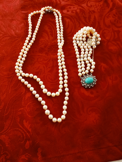 
															Collier et bracelet de perles
														