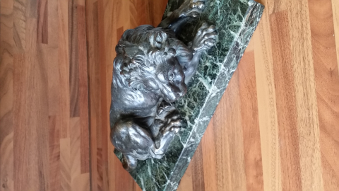 
															Lion couché en bronze
														