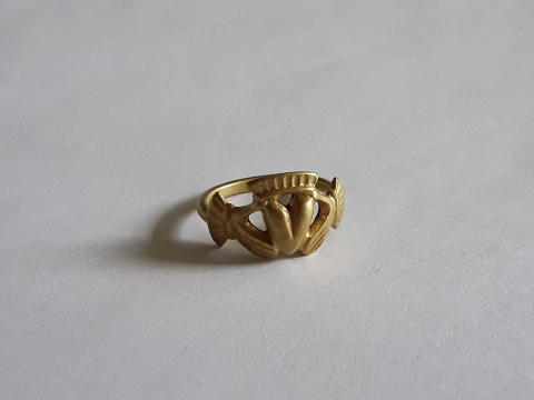 
															Bague de claddagh en or
														