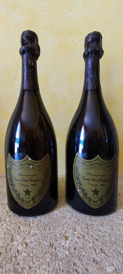 
															2 bouteilles :Champagne Moët et Chandon" Cuvée Don Pérignon Vintage 1982"
														