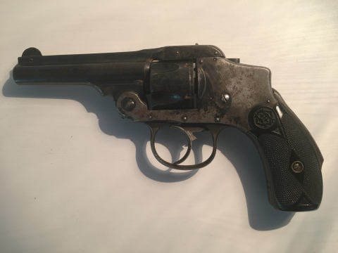
															Deux revolvers anciens bon état (année 1950 environ)
														