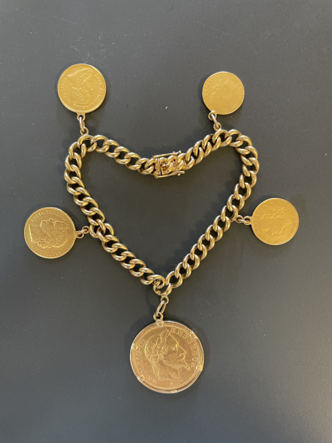 
															Bracelet or muni de 5 pièces d’or (60 grammes)
														