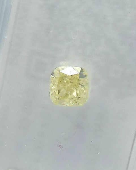 
															Diamants - 0.45 ct - Coussin - Jaune clair - VS1
														