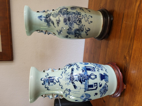 
															Trois vases en porcelaine de Chine bleu et blanc , 19ème
														