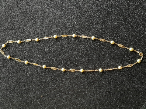 
															Chaîne or et perles
														