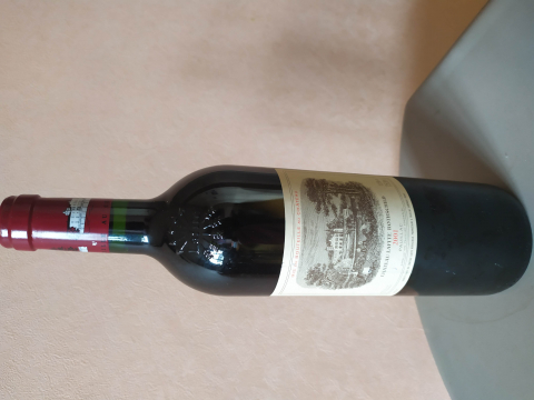 
															Château Lafite Rothschild 2001 tout en bon état
														