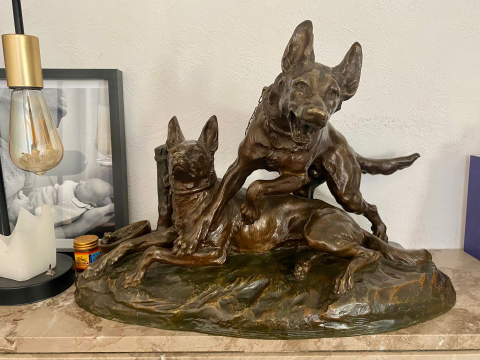 
															Bronze chien Varnier
														