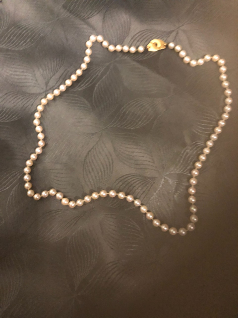 
															collier en vraies perles et fermoir or
														