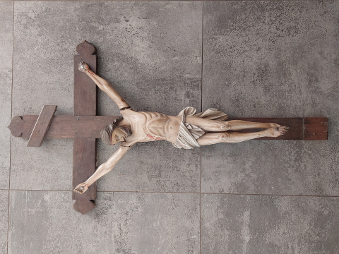 
															Grand Christ en bois sculte patine polychrome 18 ème
														