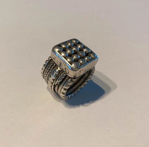 
															Bague ancienne en argent éthiopienne (tribu Harrar)
														