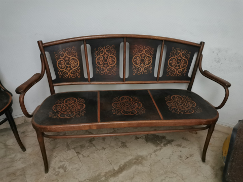 
															Mobilier banquette et chaises thonet
														