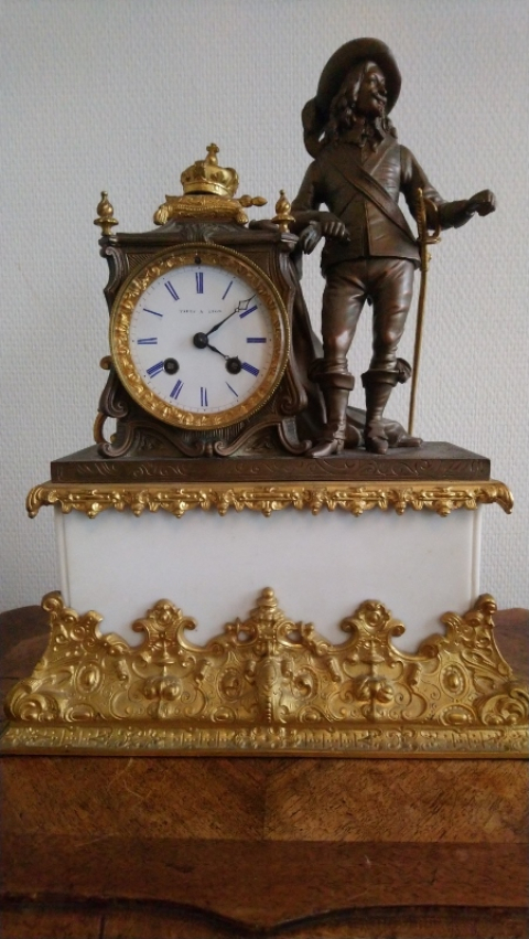 
															Pendule en bronze et marbre blanc Tardy à Lyon époque 19éme
														