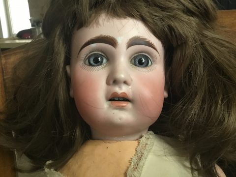 
															Poupée à tête de porcelaine
														