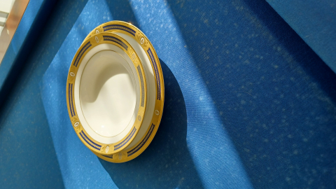 
															Vaisselle Porcelaine fine Filet or Peint main
														