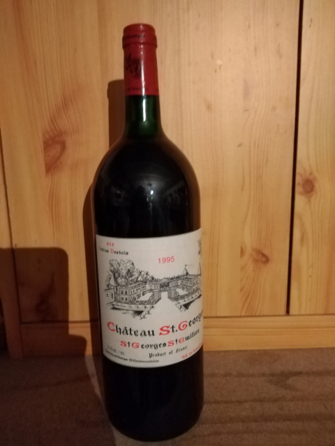 
															Bouteille 1,5L Château saint georges saint emilion petrus desbois 1995 en tres bon état.
														