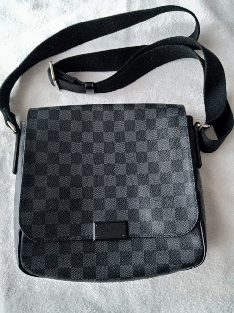 
															Sacoche District graphite Damier PM Louis Vuitton
														