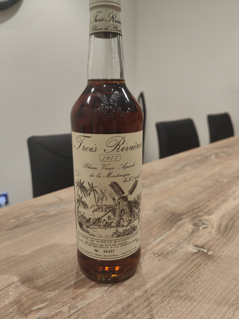 
															Rhum trois rivières 1977 numéroté
														