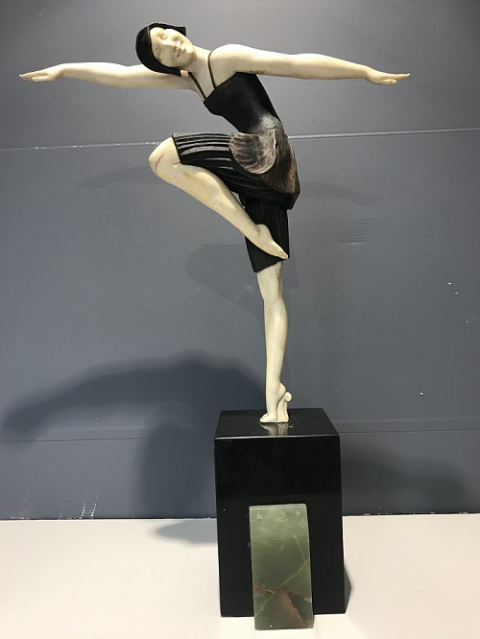 
															La danseuse bronze doré et patiné, ivoire, onyx vert et ardoise noire
														