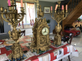 
															Horloge ancienne et ses chandeliers
														
