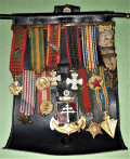 
															Présentoir de poitrine: 11 décorations Miniatures de Guerre  39-45
														
