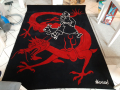 
															tapis en laine illustrant Tintin et Milou avec le dragon rouge de la couverture de l'album "Le Lotus bleu"
														