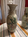 
															2 Vases chinois non signés avec deux poignées situés de part et d'autre de la partie supérieure représentant une maman et 5 enfants et un homme avec une cour et des servantes jouant de la musique.peinture de fond beige clair avec les personnages peints en
														