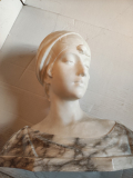 
															buste marbre signé pugi la femme au turban
														