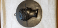 
															Médaillon de 23 cm de diamètre (bronze?) représentant la tête du sculpteur Auguste Pajou. Signé "David d'Angers"
														