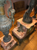 
															Garniture de cheminée Marbre rose et statue en régule signée Antoine Jean GUILLOT
														