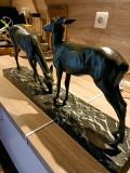 
															Sculpture en bronze de 2 biches sur un socle en marbre noir veiné.. La sculpture est signée par Louis Riché
														