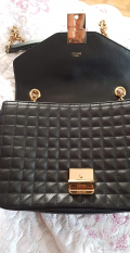 
															sac Céline ( calfskin quilted medium C bag black 2019 jamais porté- état neuf-visible ici https://www.fashionphile.com/celine-calfskin-quilted-medium-c-bag-black-458184)
														