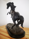 
															Cheval en bronze de T. CAMPAIOLI
														