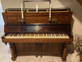 
															Piano droit de collection
														