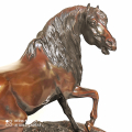 
															Un cheval en bronze Signé P J Mène
														