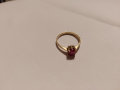 
															Bague en or avec un rubis
														