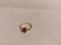 
															Bague en or avec un rubis
														