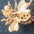 
															broche abeille pierre bleue
														