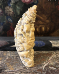 
															Scrimshaw dent de cachalot sculptée
														