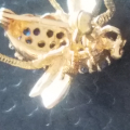 
															broche abeille pierre bleue
														