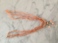 
															Collier 3 rangs en perles de corail et roses année 1930
														