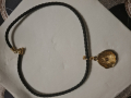 
															Pendentif avec collier en cordon cuir
														
