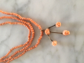 
															Collier 3 rangs en perles de corail et roses année 1930
														